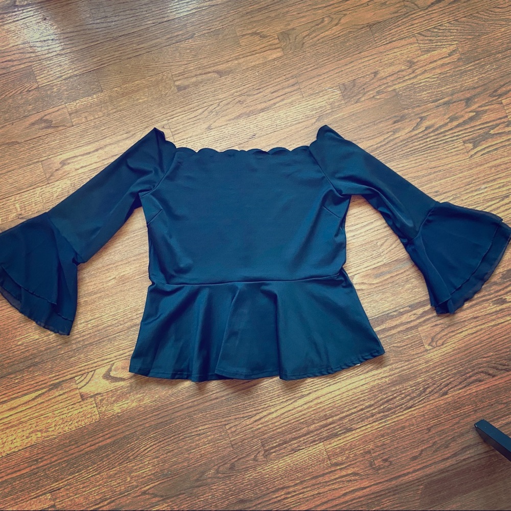 Off the Shoulder, Scalloped Neck, Pendulum BLK TOP